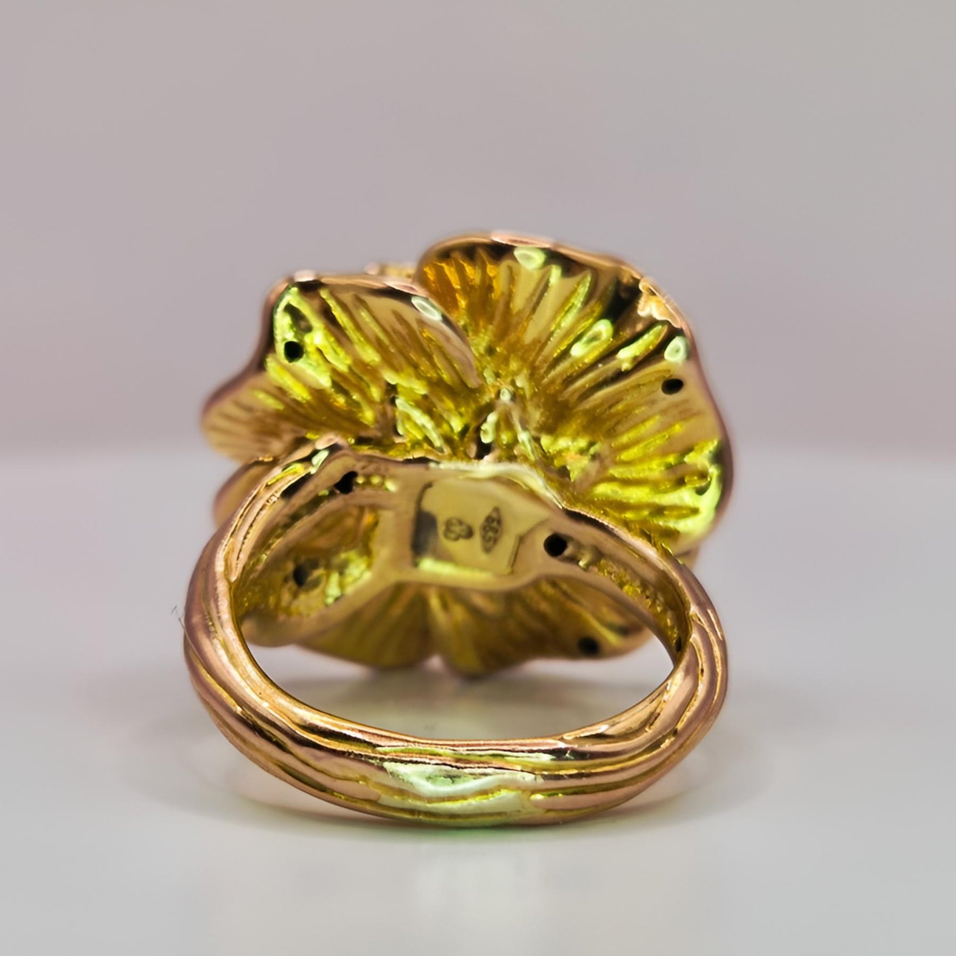 14ct gold flower cocktail ring from behind shank