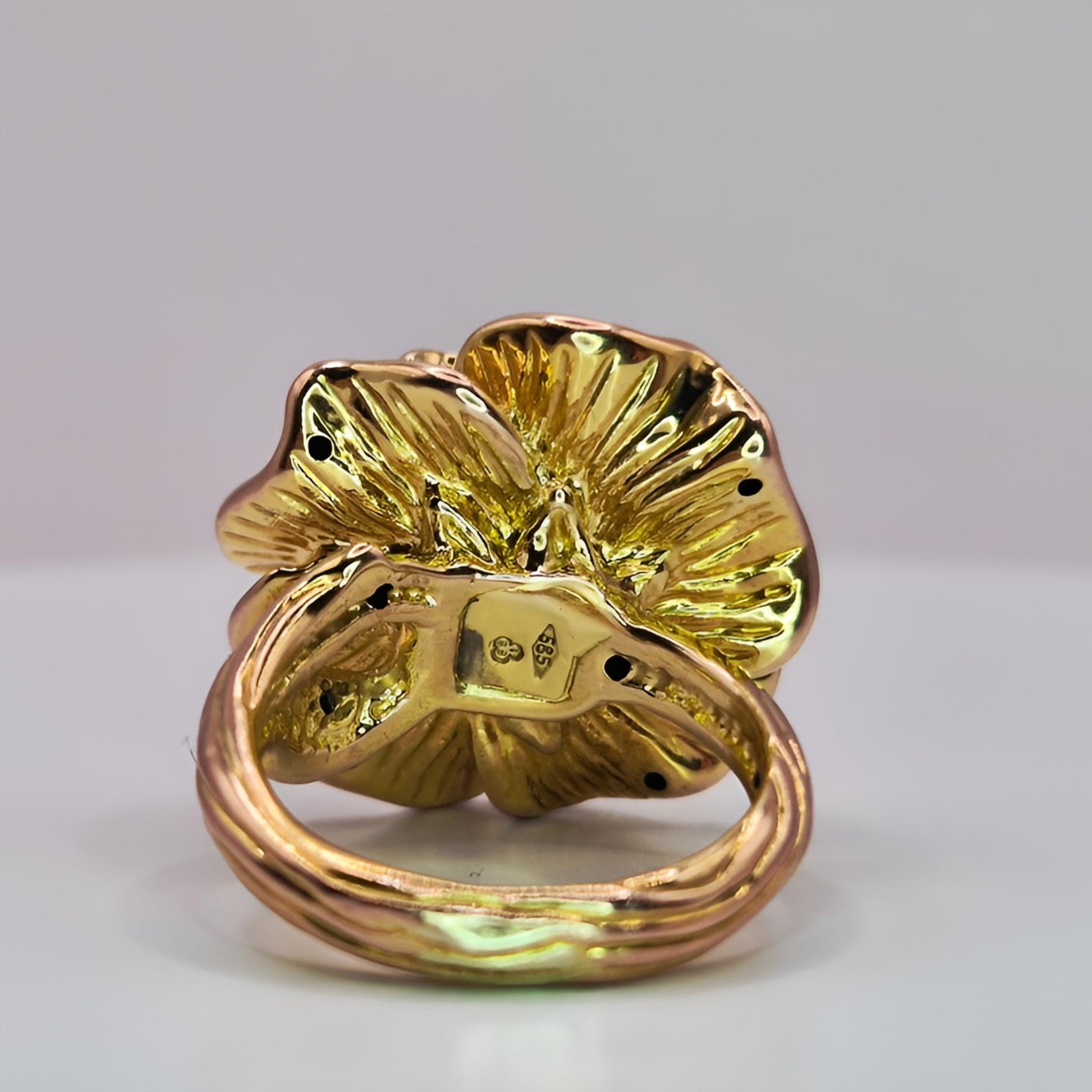 14ct gold flower cocktail ring from behind