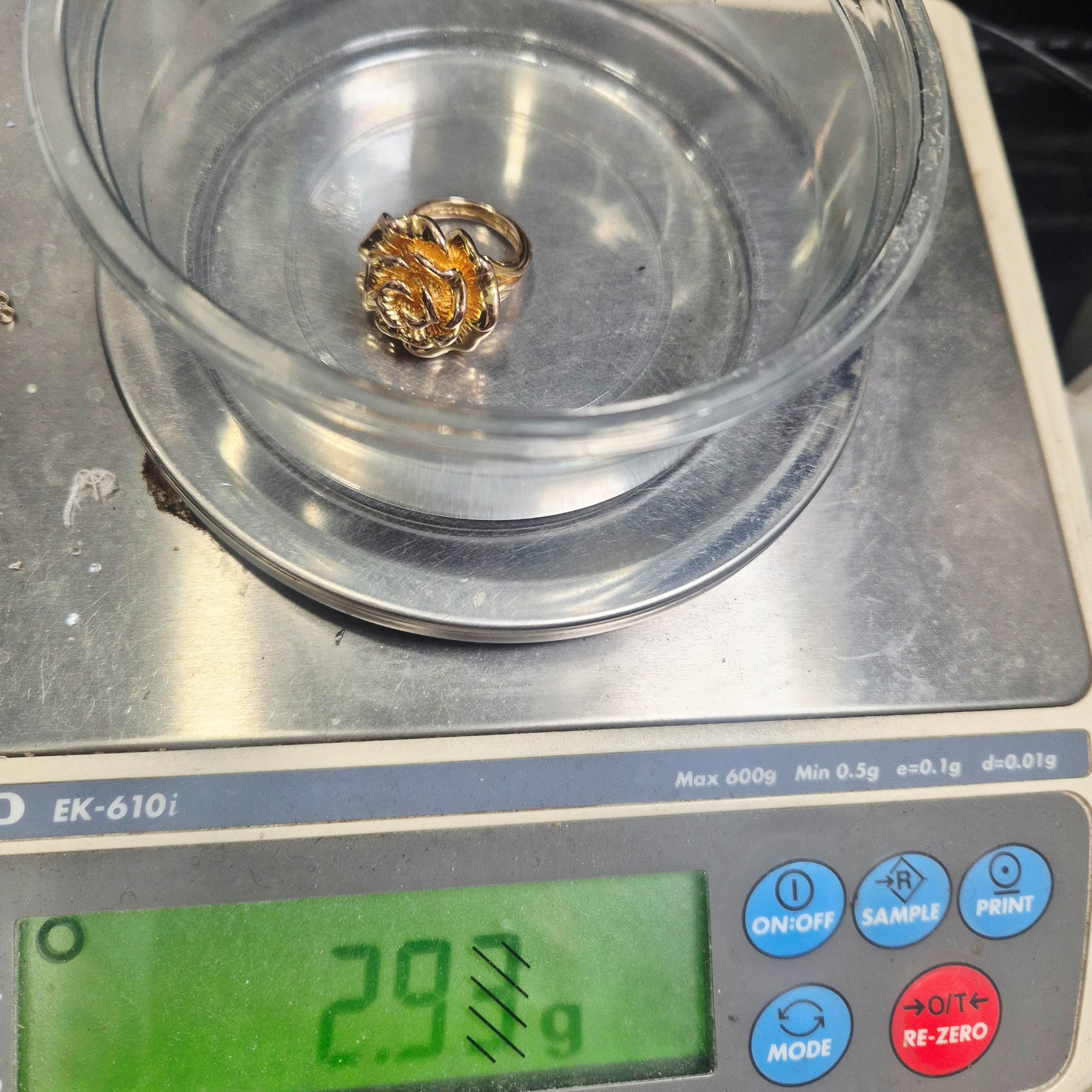 14ct gold flower cocktail ring light weight on scale