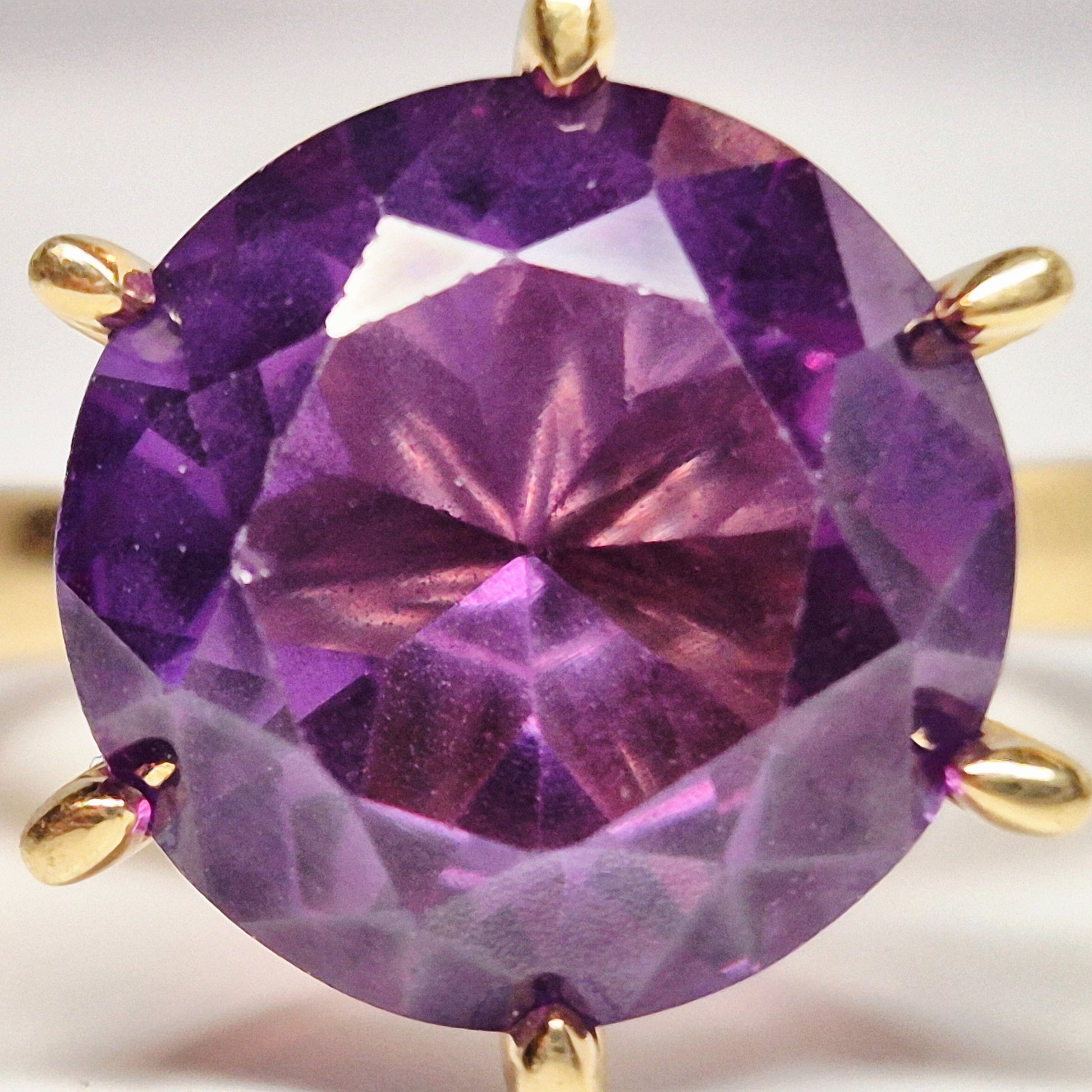 18ct gold single stone alexandrite front main close