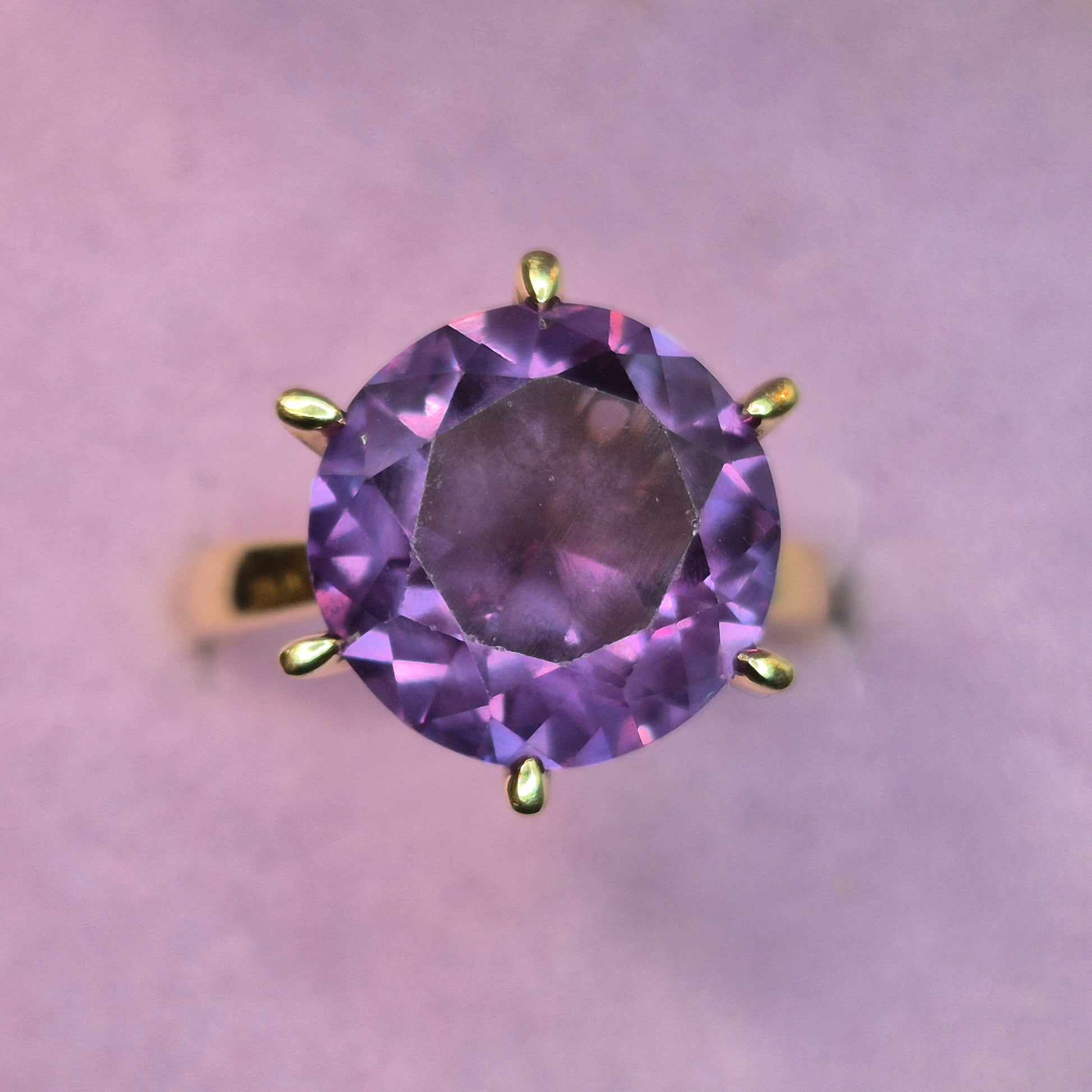 18ct gold single stone alexandrite pink background above image in a box