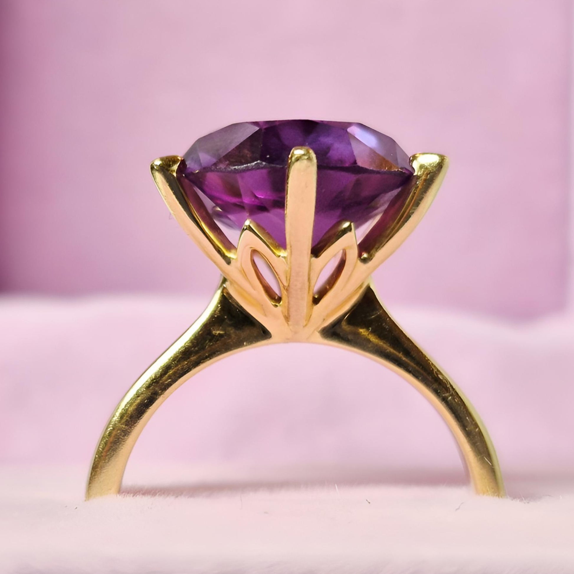 18ct gold single stone alexandrite pink background image in a box