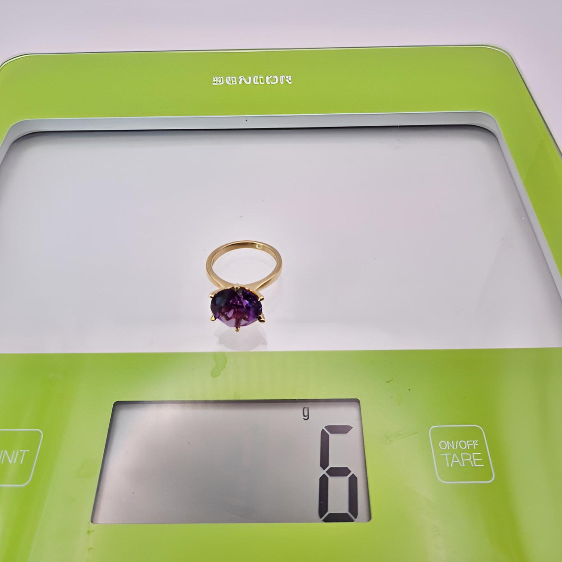 18ct gold single stone alexandrite ring hallmarked on scale view