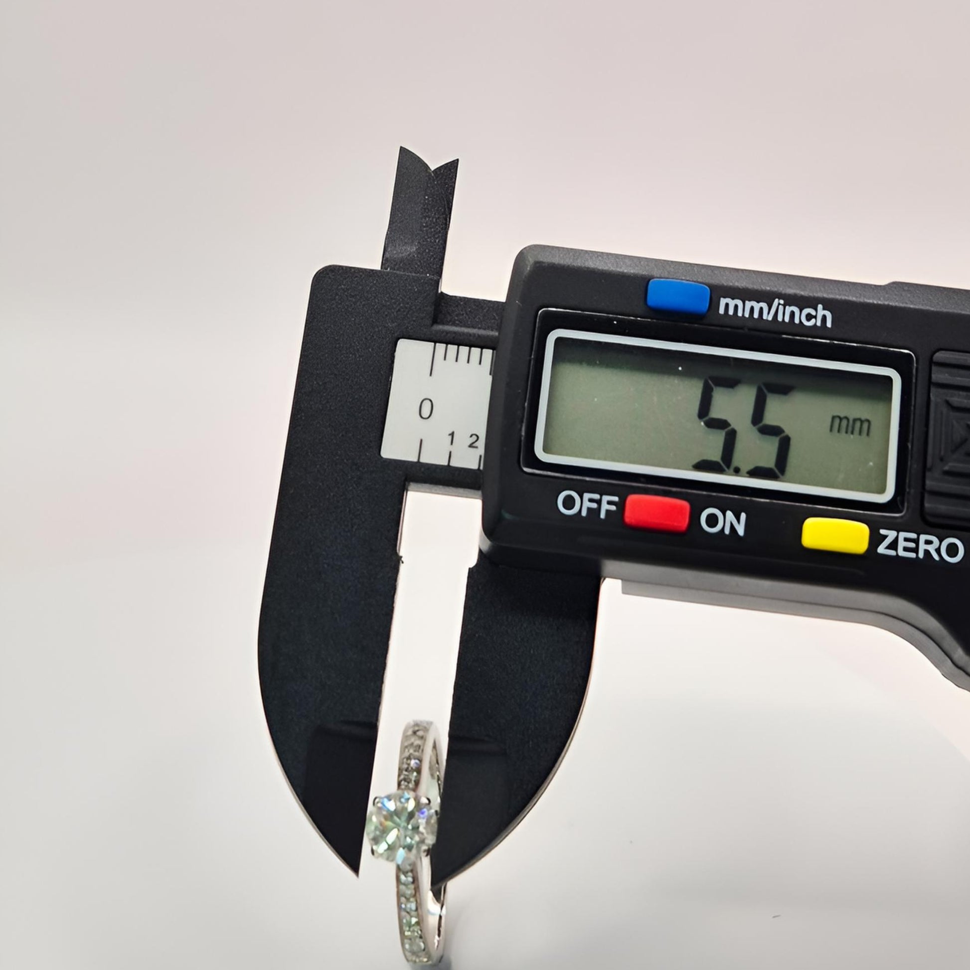 18ct white gold diamond head diamond measurement