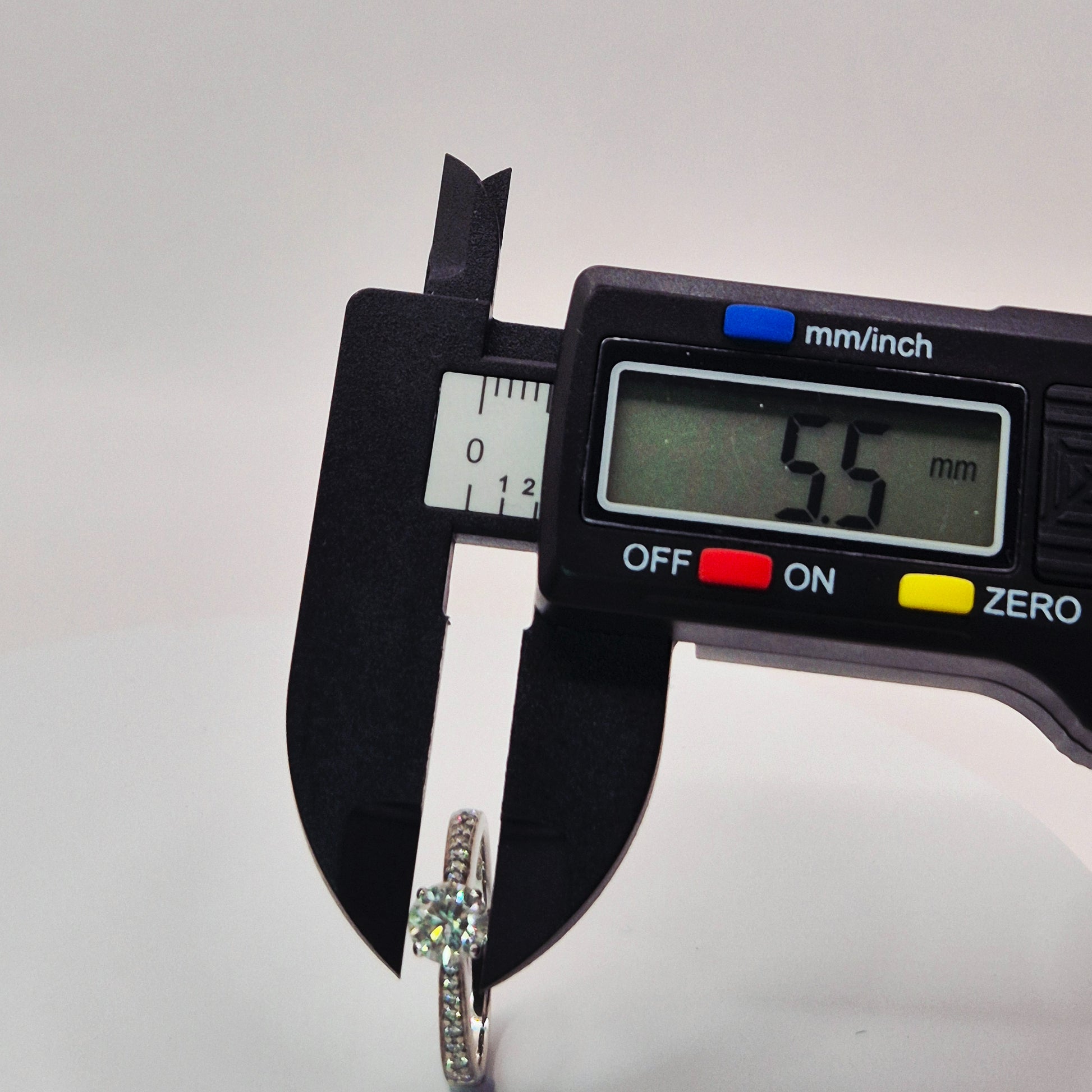 18ct white gold diamond head measurement