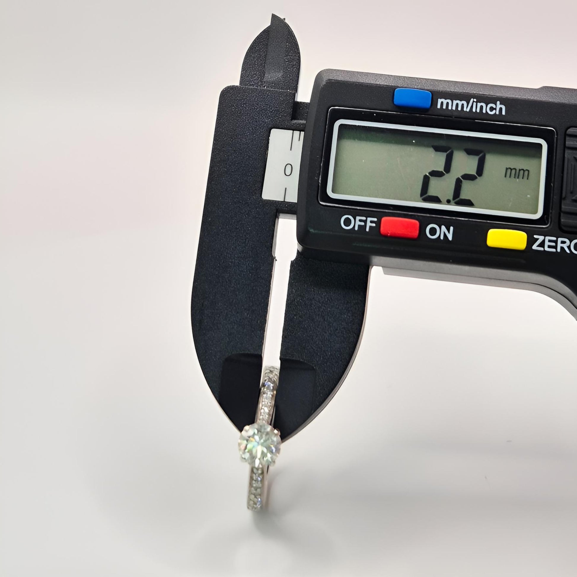 18ct white gold diamond shoulder width measurement