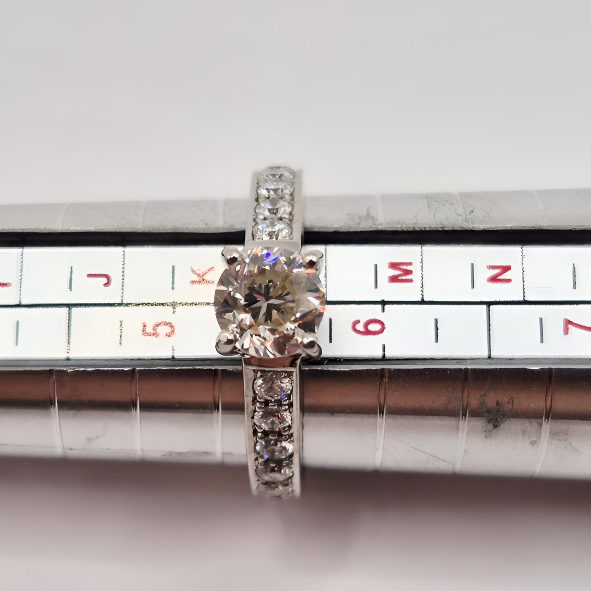 18ct white gold single stone diamond shoulders ring on stick size K half close