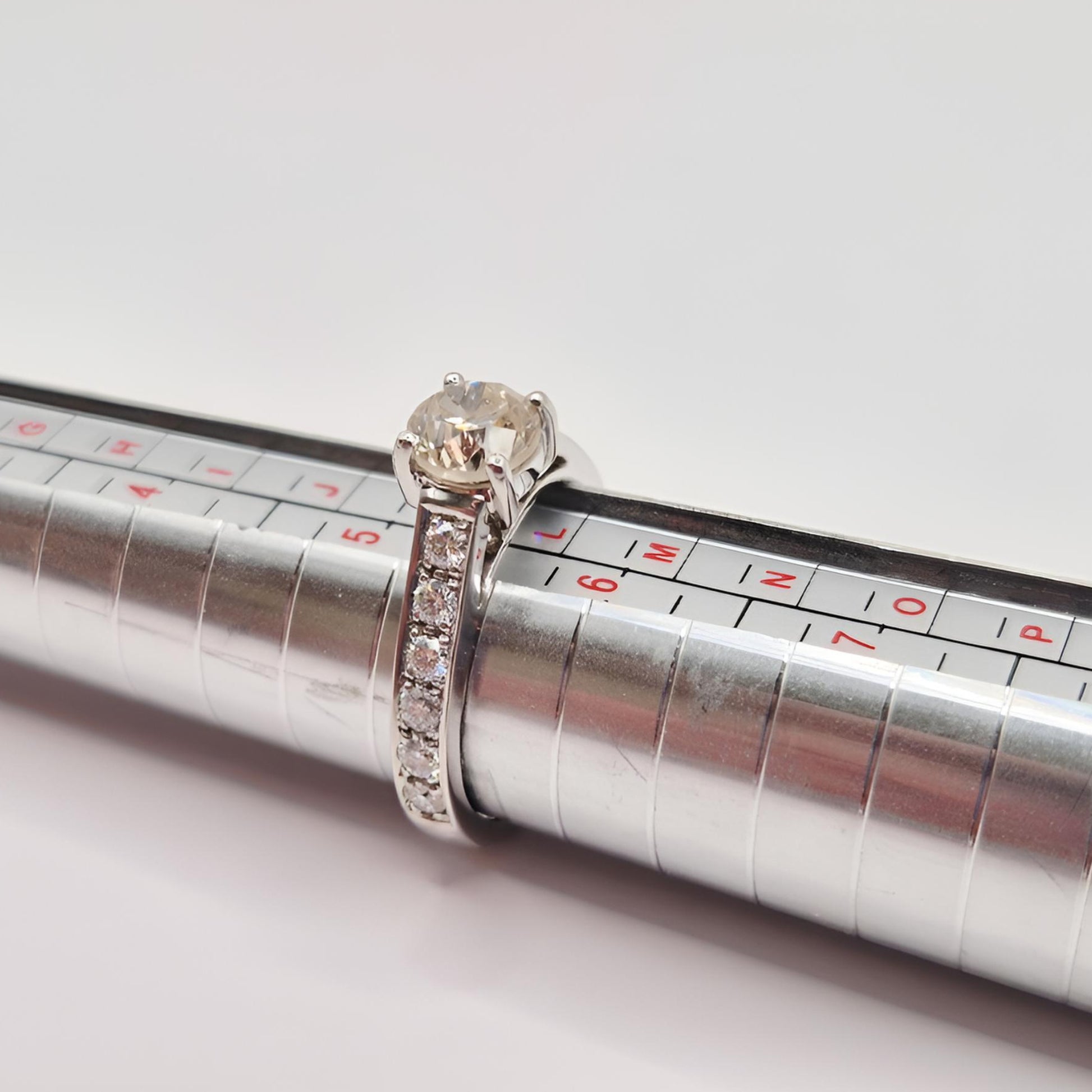 18ct white gold single stone diamond shoulders ring on stick size K half