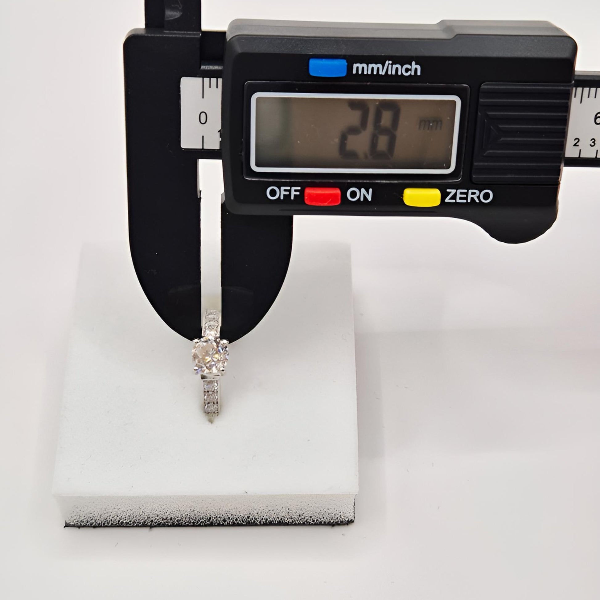 18ct white gold single stone diamond shoulders ring shoulders measurement