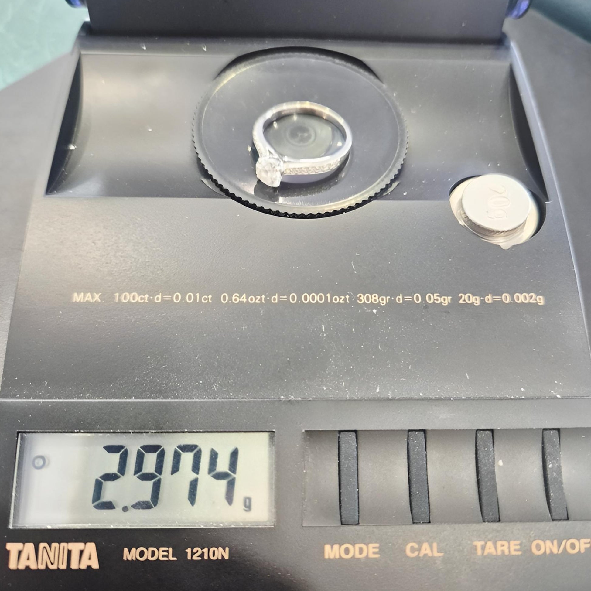 18ct white gold single stone diamond shoulders ring weight on scale