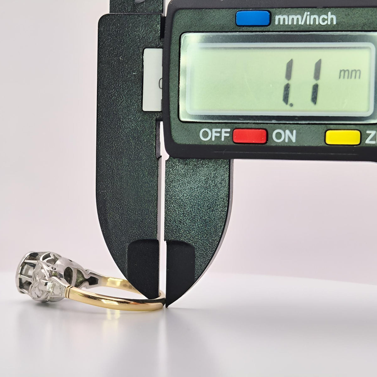 18ct yellow gold and platinum collet single stone diamond vintage ring shank depth