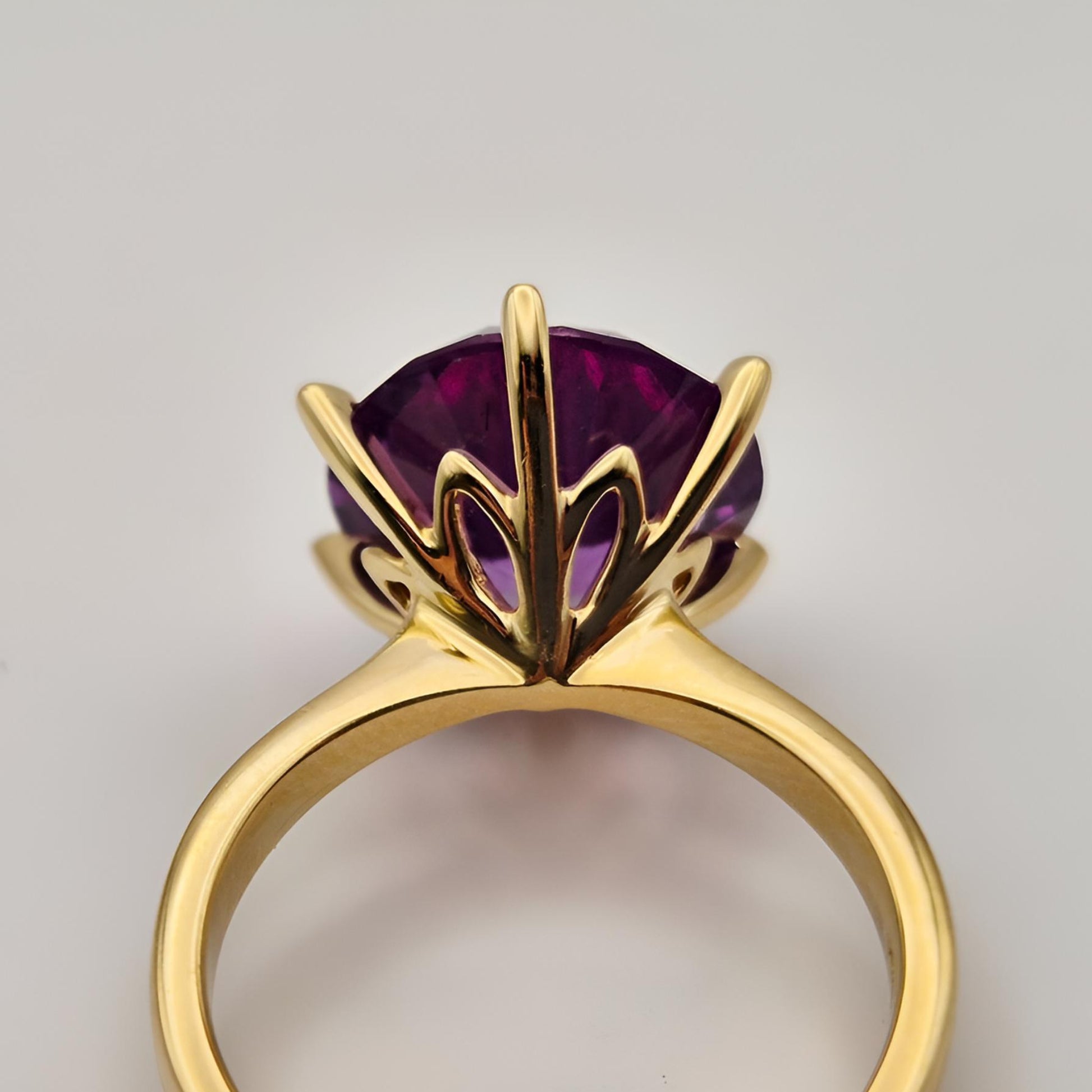 18ct yellow gold single stone alexandrite ring hallmarked collet view