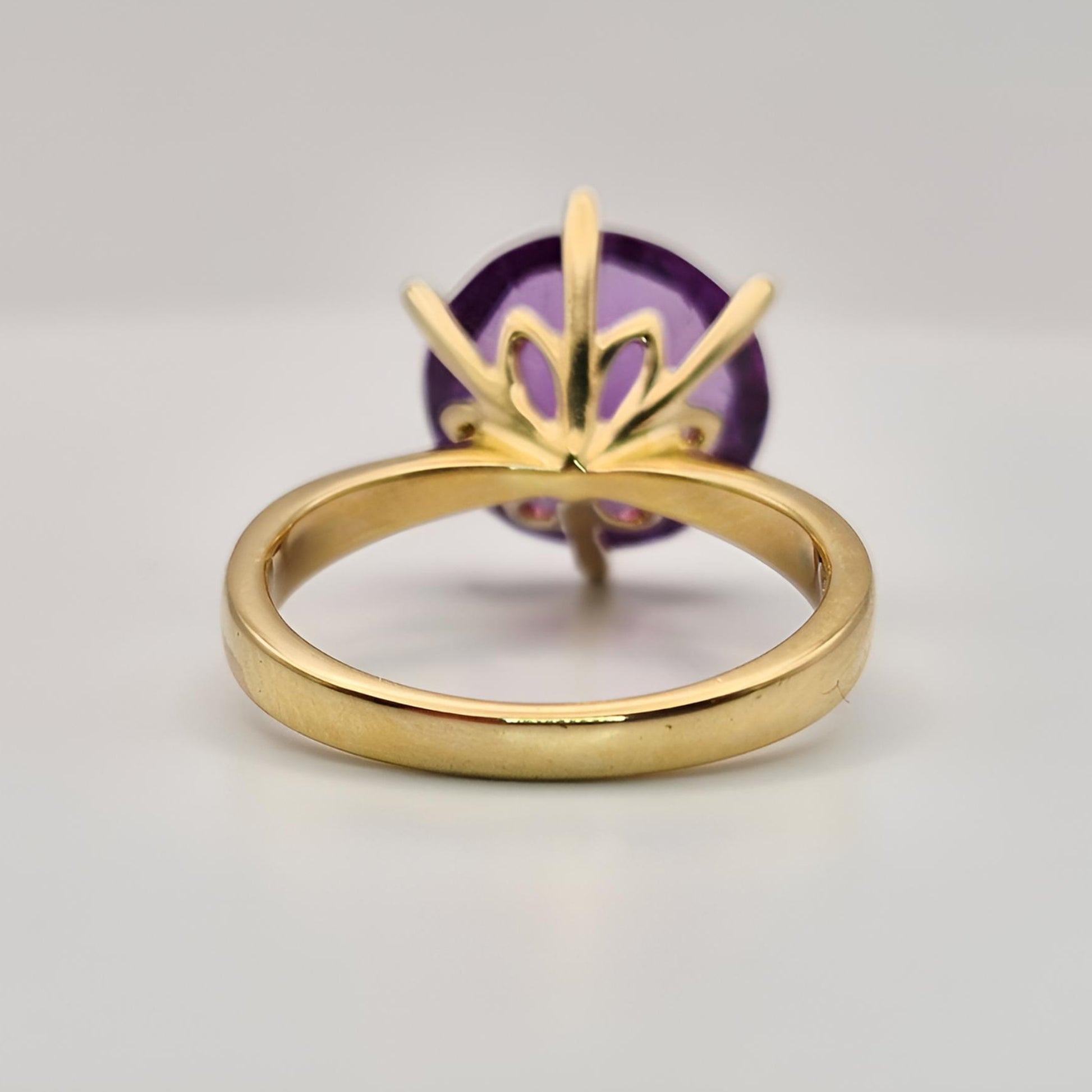 18ct yellow gold single stone alexandrite ring hallmarked from behind view zoom in on shank