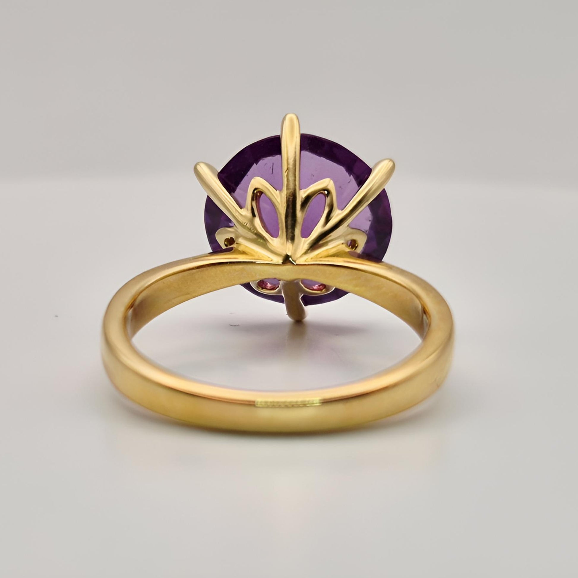 18ct yellow gold single stone alexandrite ring hallmarked from behind view