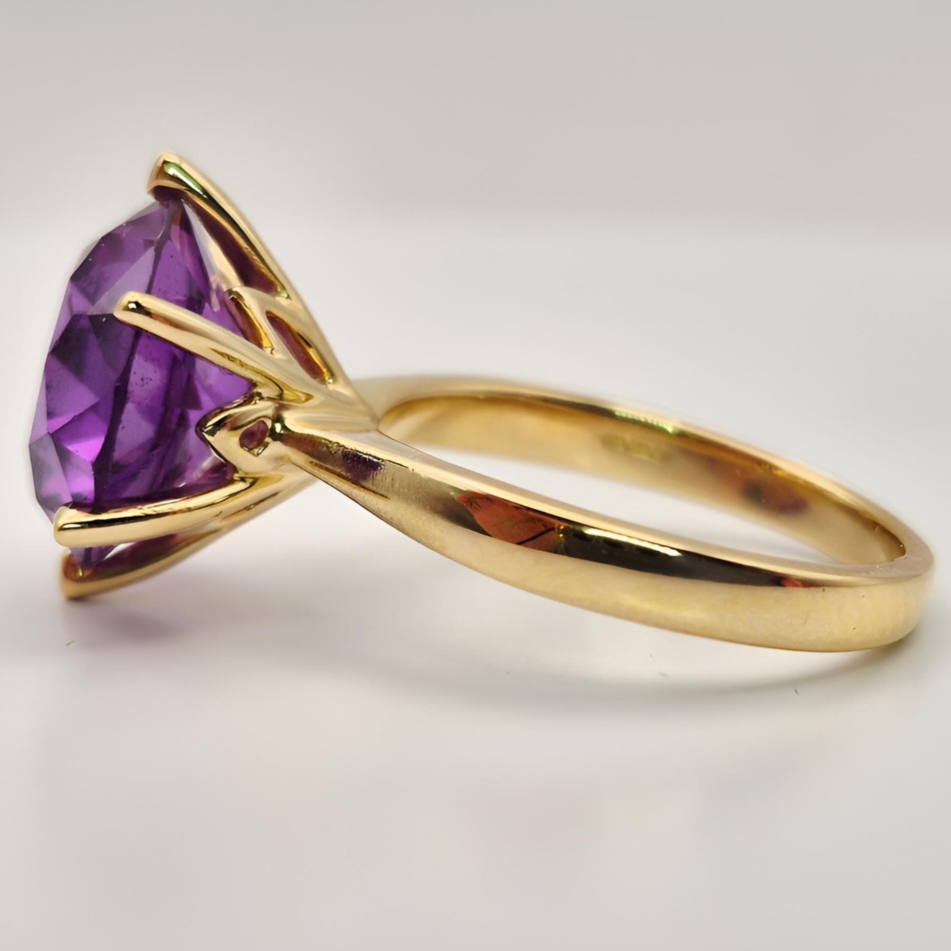 18ct yellow gold single stone alexandrite ring hallmarked left side view