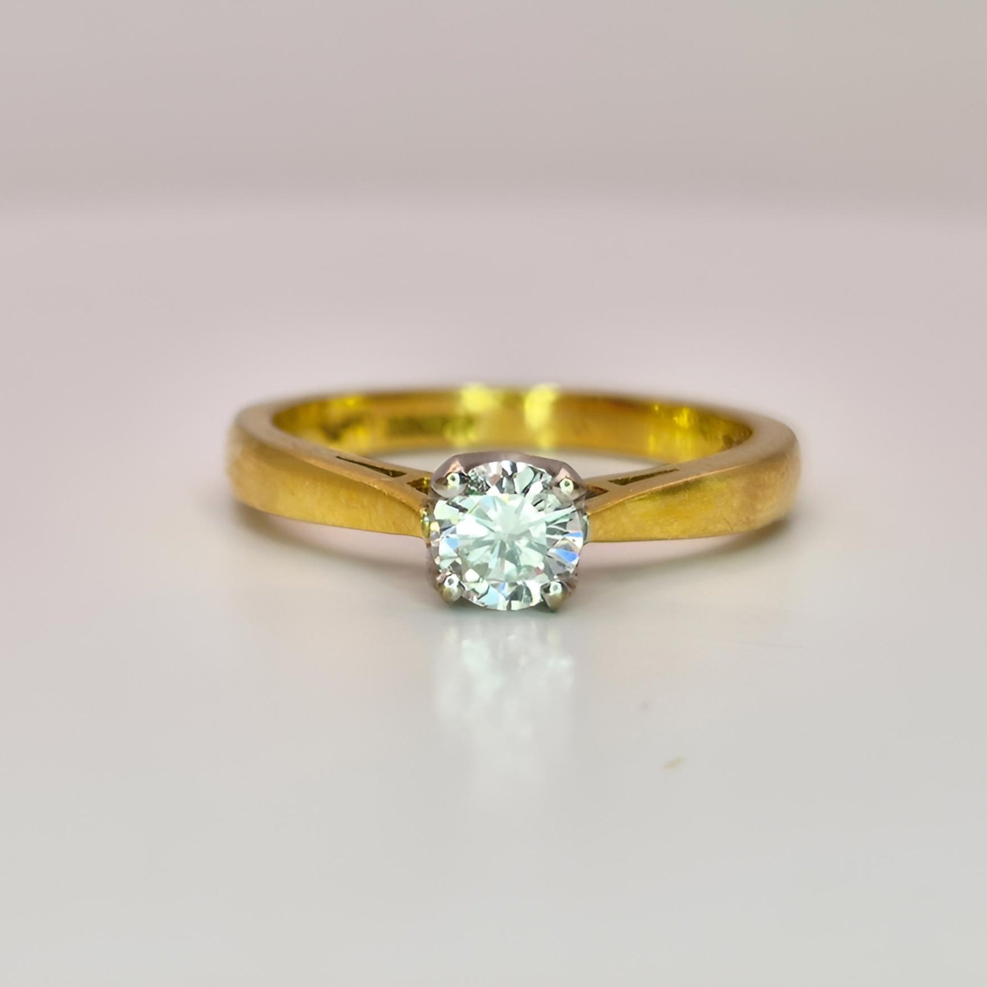 18ct yellow gold single stone diamond wedding ring fit solitaire ring engagement ring upside down