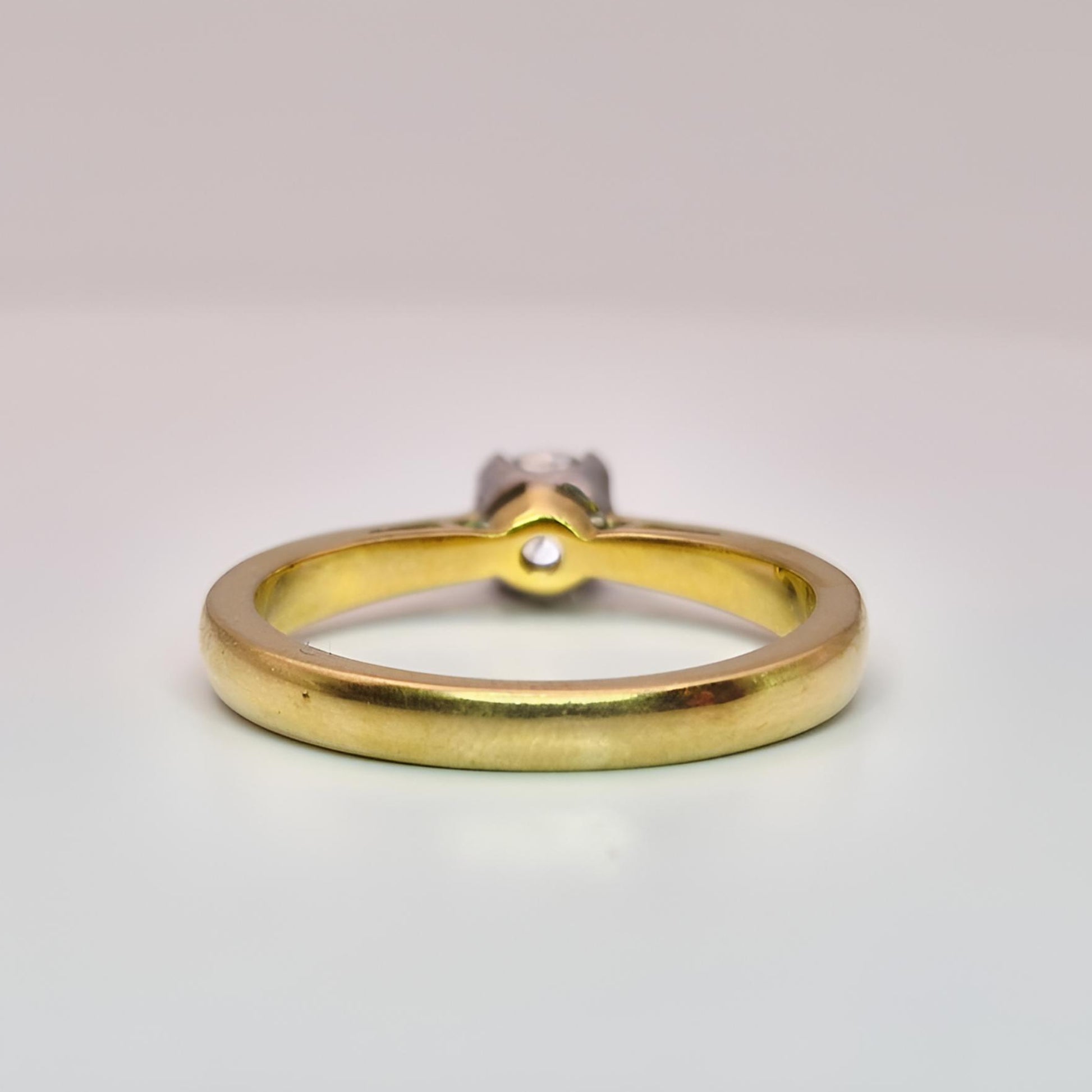 18ct yellow gold single stone diamond wedding ring fit solitaire ring from behind zoom on shank