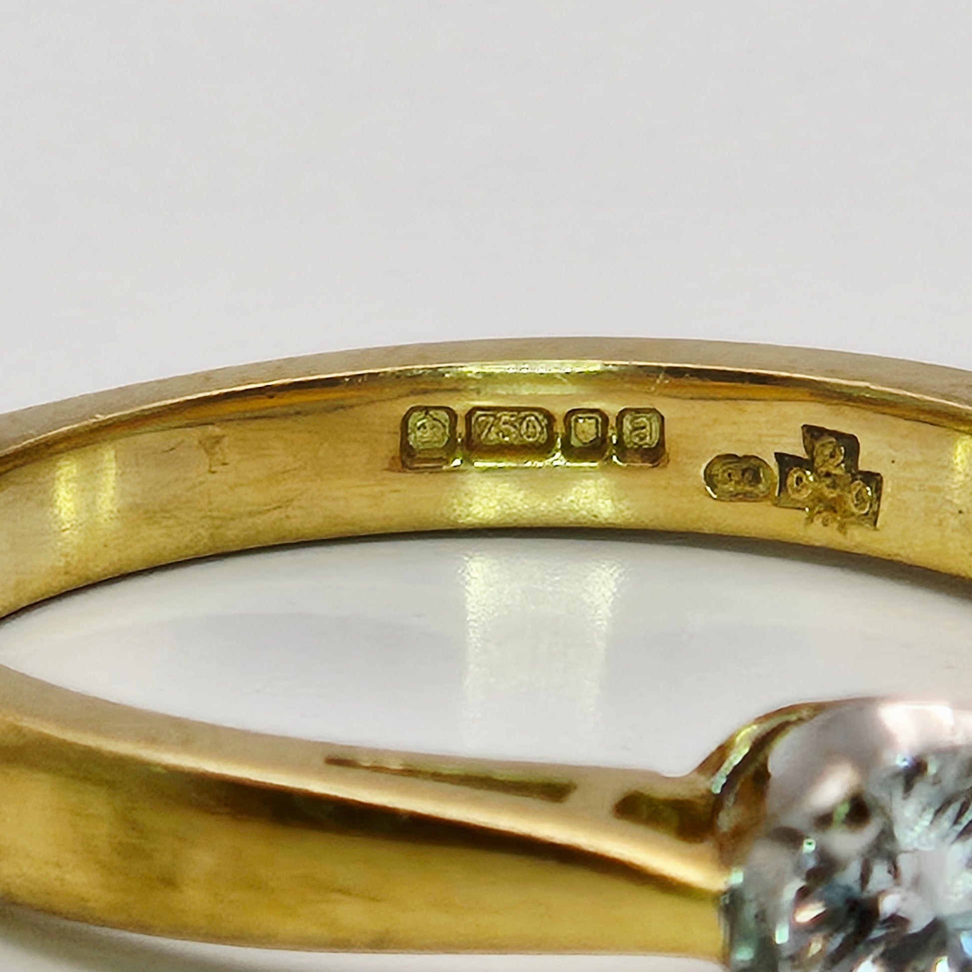 18ct yellow gold single stone diamond wedding ring fit solitaire ring hallmarking close