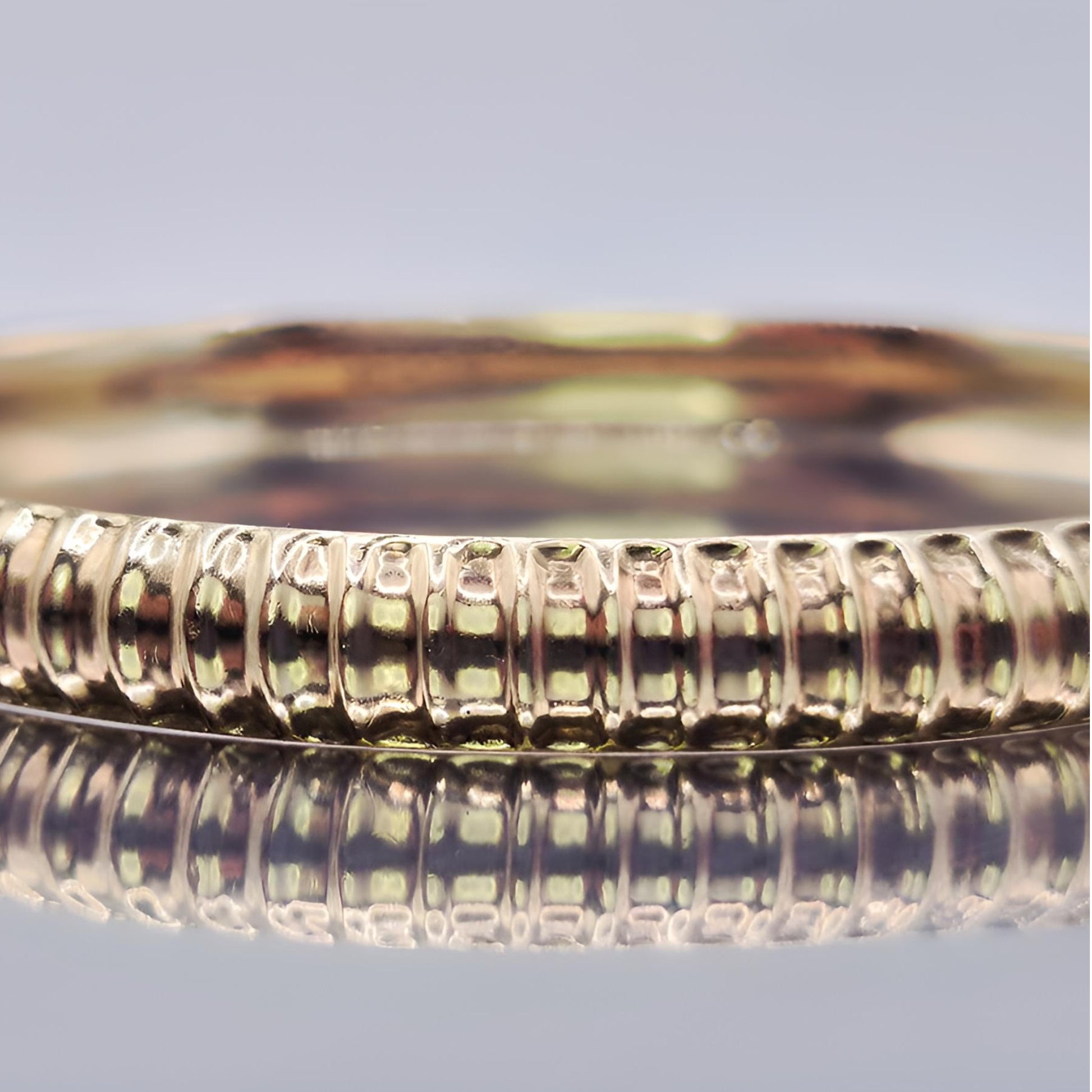 9ct gold fully patterned bangle