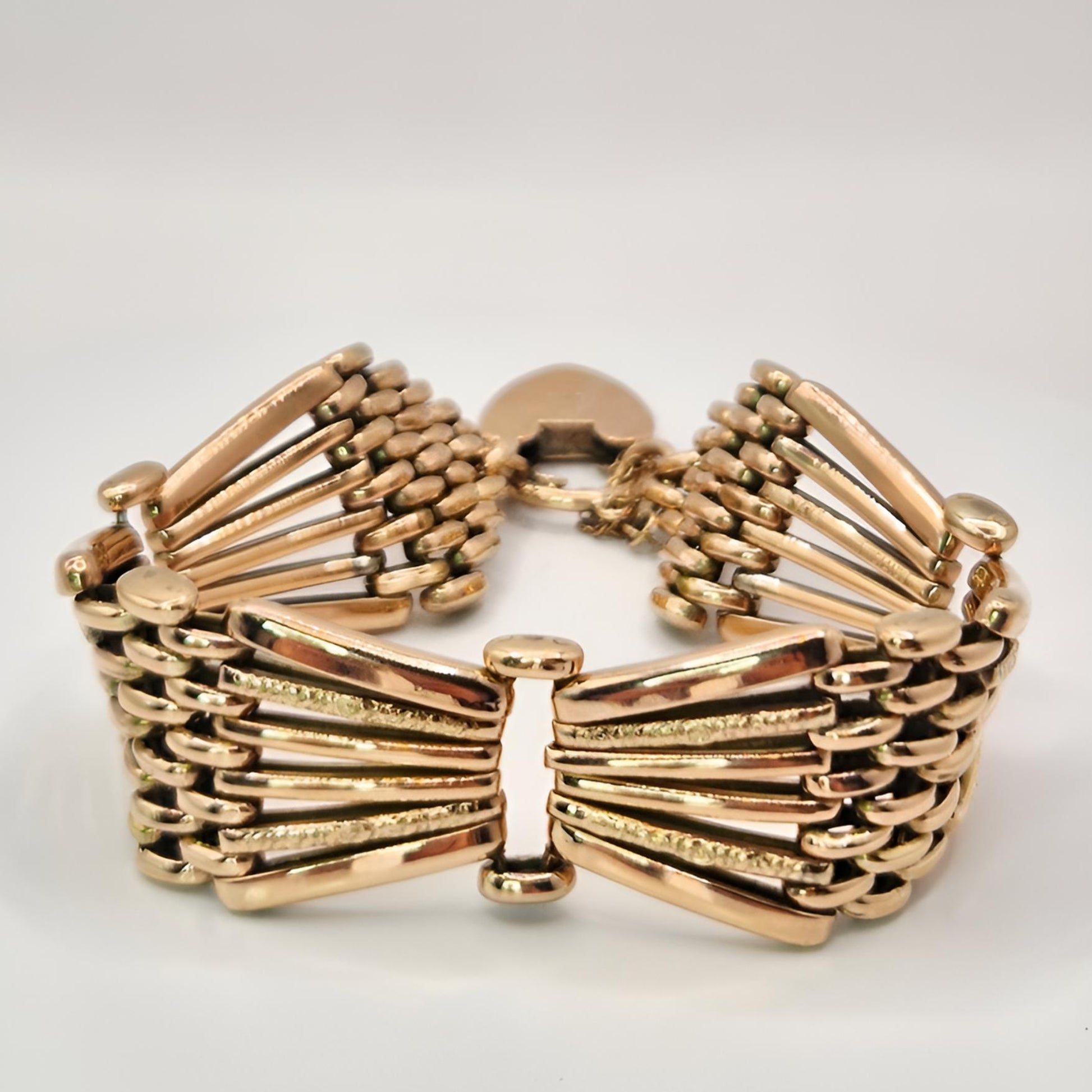 9ct gold gate bracelet padlock clasp behind view