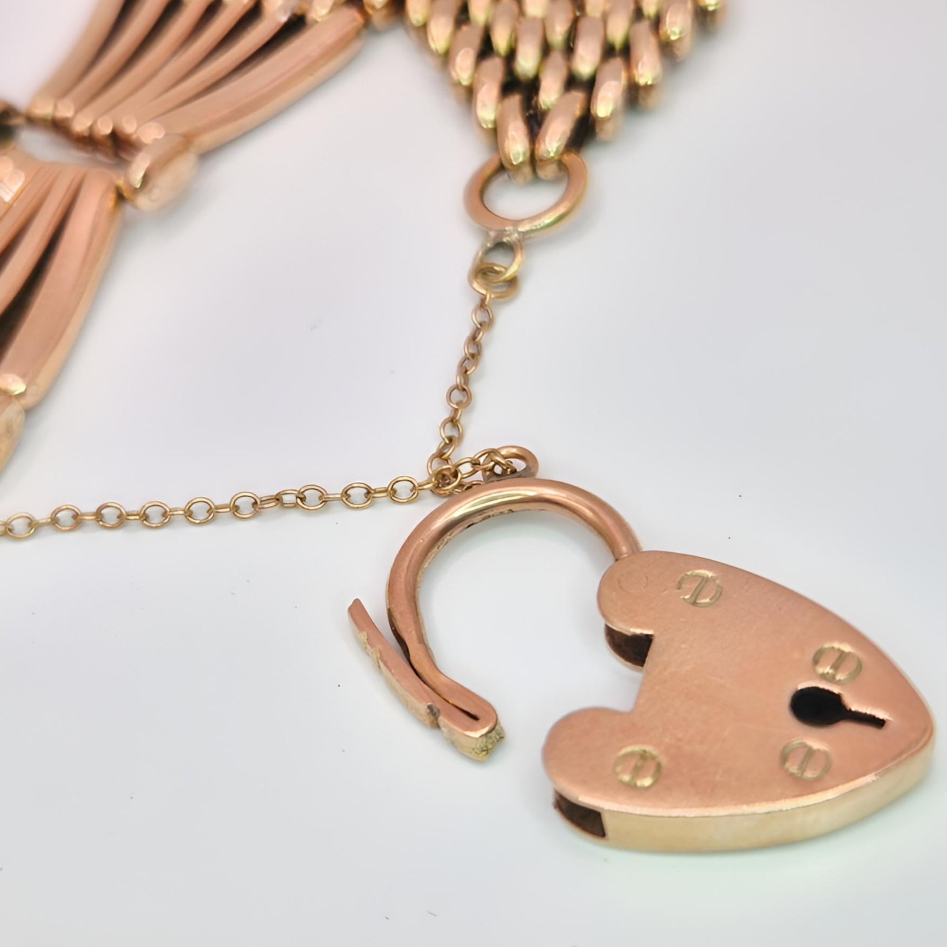 9ct gold gate bracelet padlock clasp view