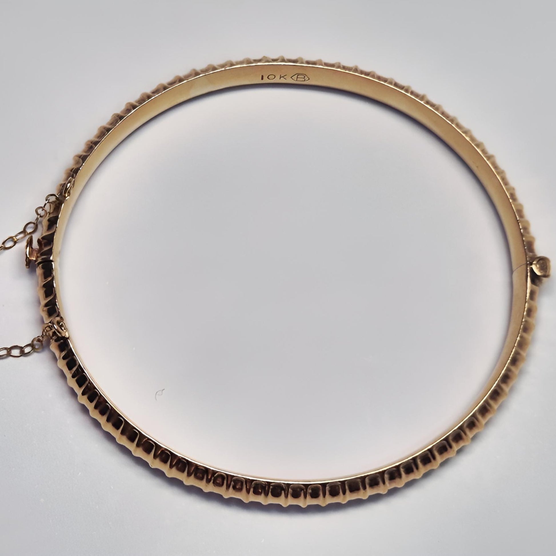 9ct gold hallmarked bangle fully patterned above view