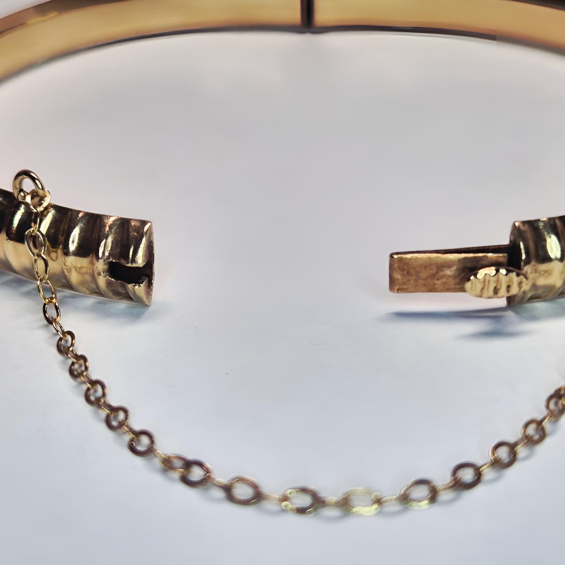 9ct gold hallmarked bangle fully patterned clasp