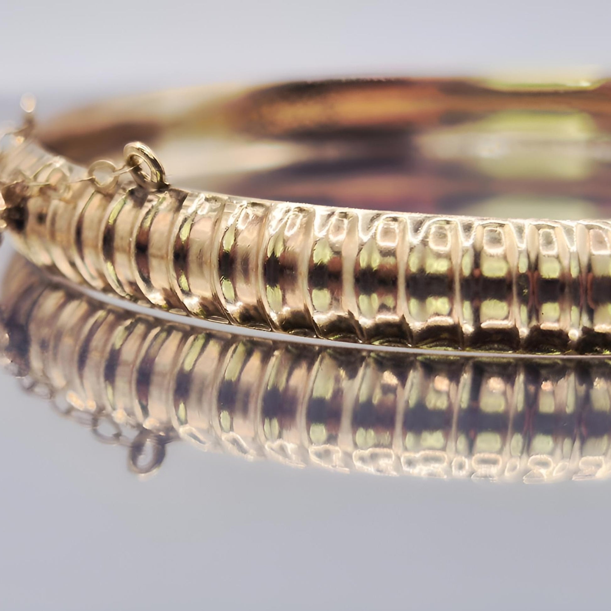 9ct gold hallmarked bangle fully patterned close