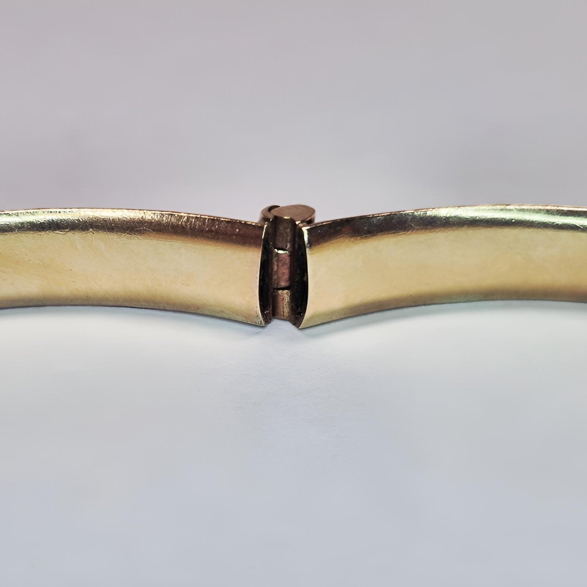 9ct gold hallmarked bangle fully patterned hinge part