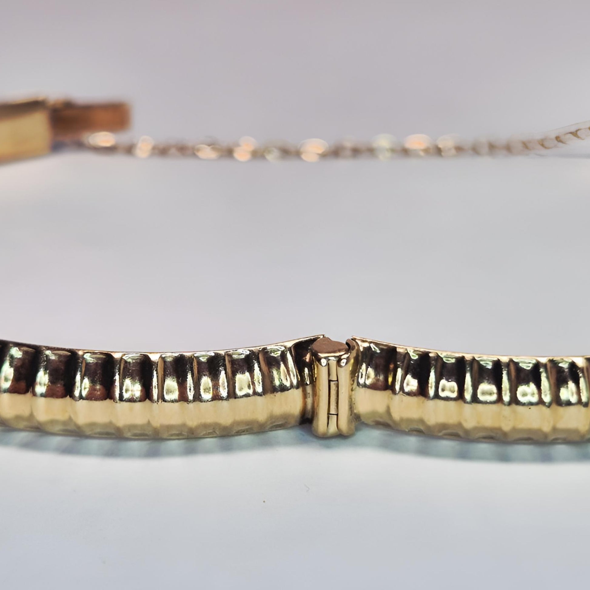 9ct gold hallmarked bangle fully patterned hinge