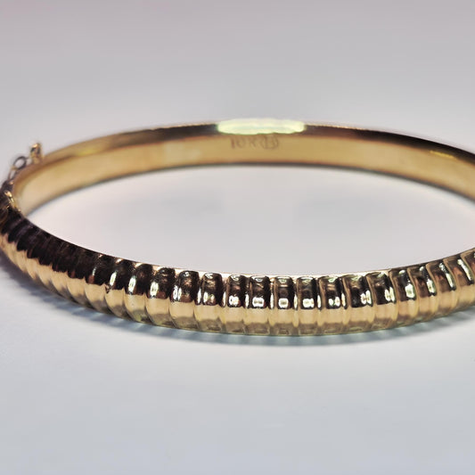 9ct gold hallmarked bangle fully patterned