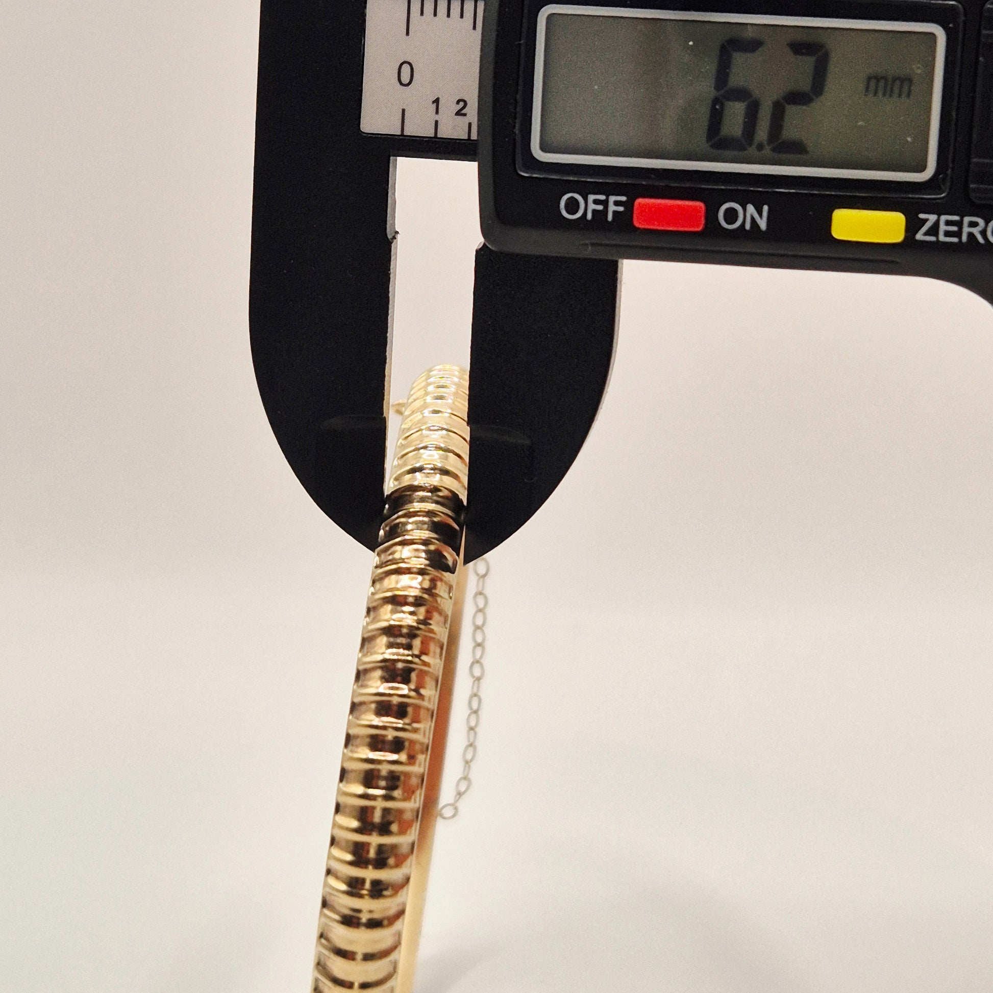 9ct gold hallmarked bangle with safety chain measurement width