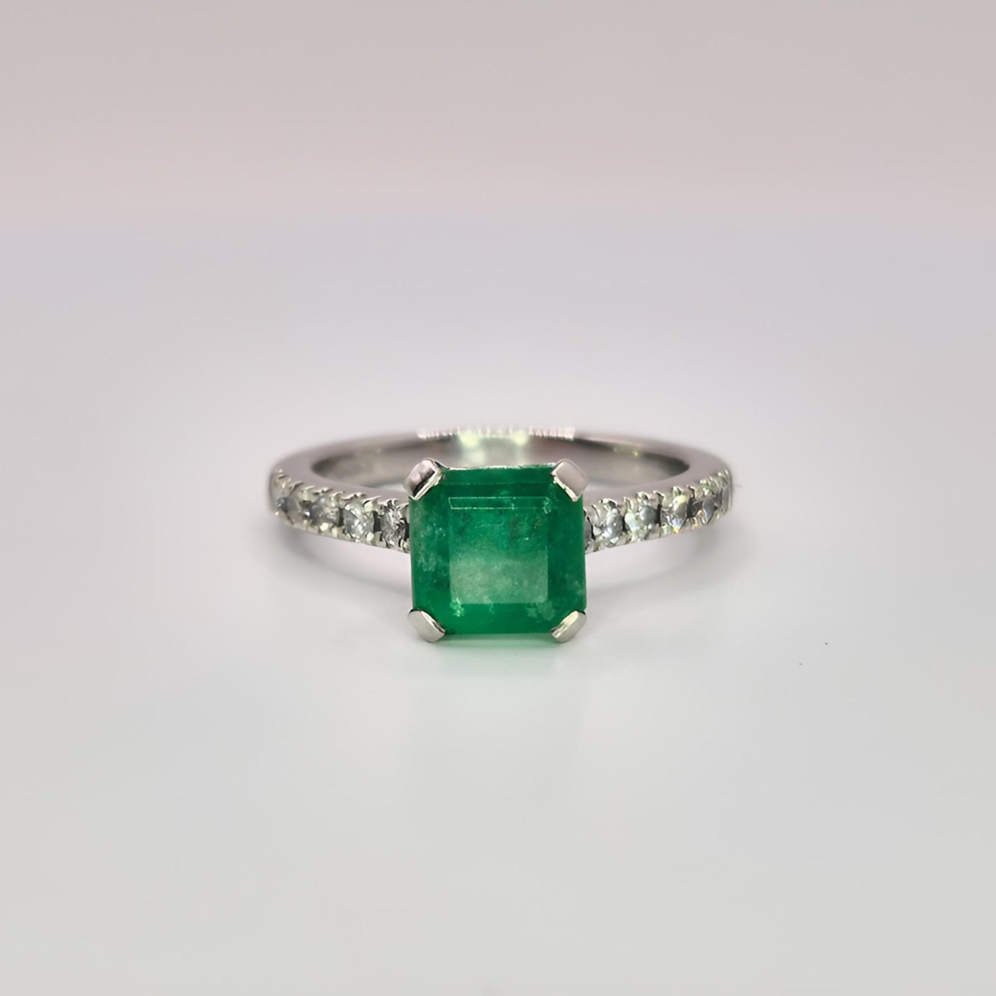 buish green emerald ring front