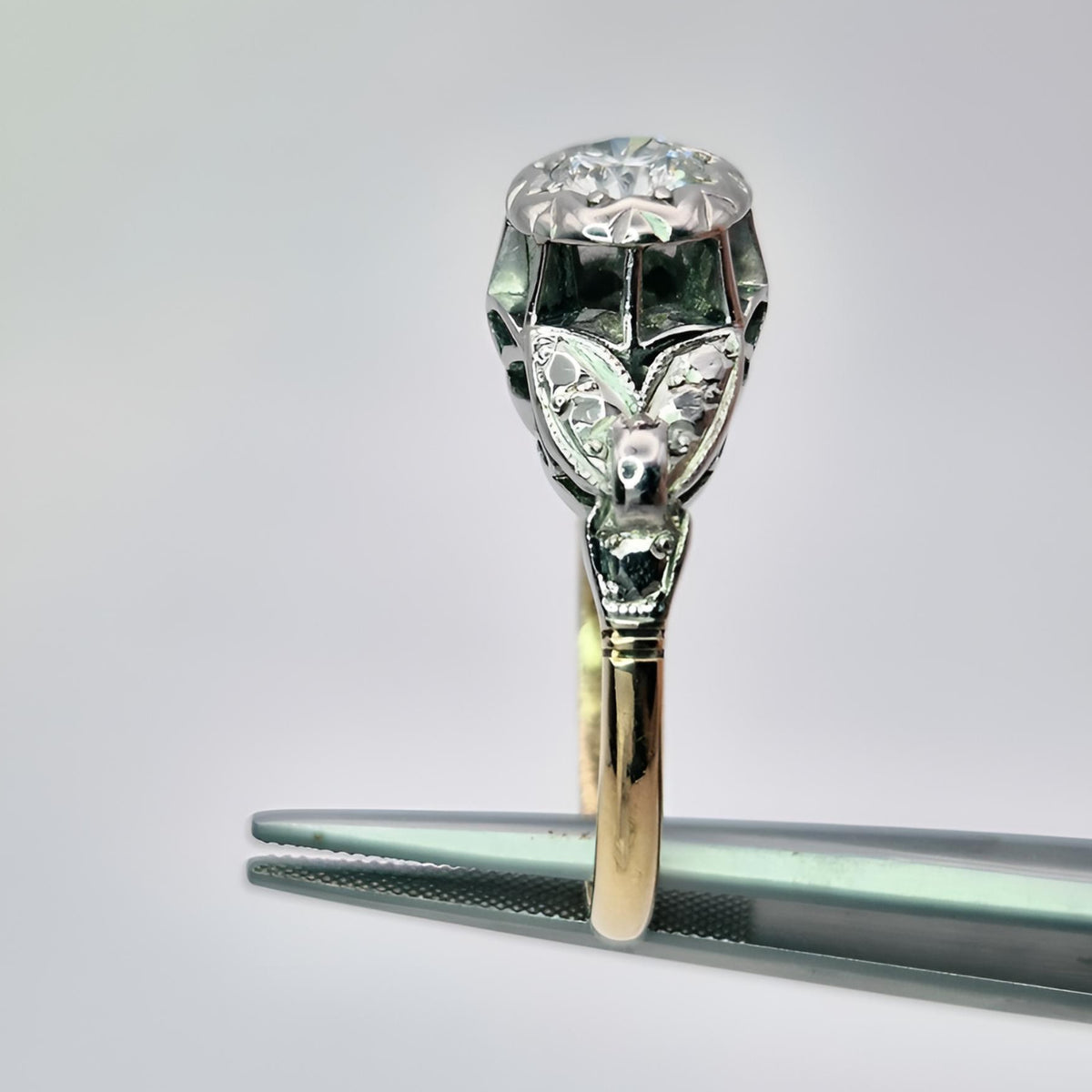hallmarked 18ct yellow gold and platinum collet single stone diamond ring side view