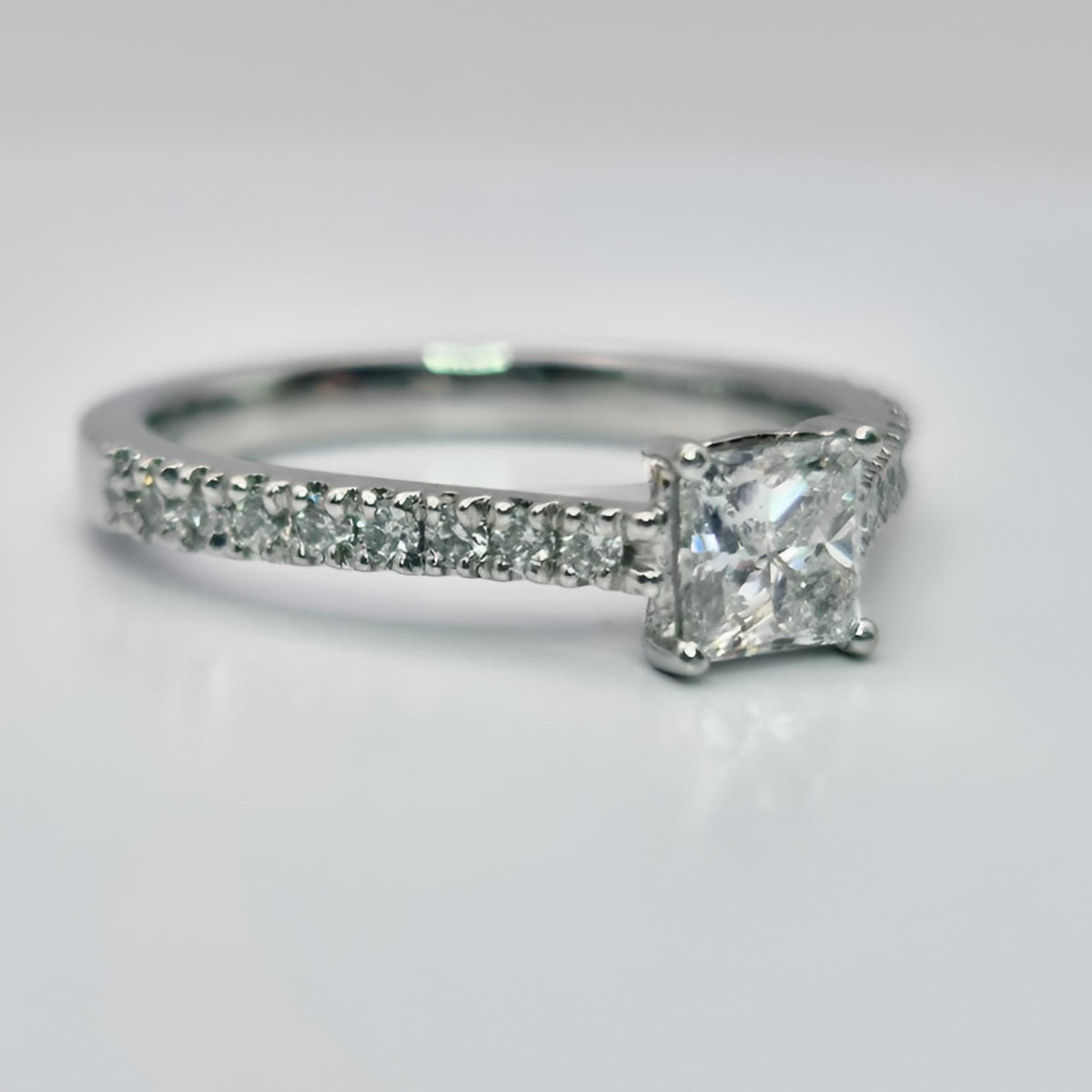 platinum princess cut single stone diamond shoulder hallmarked ring close image of shoulders top