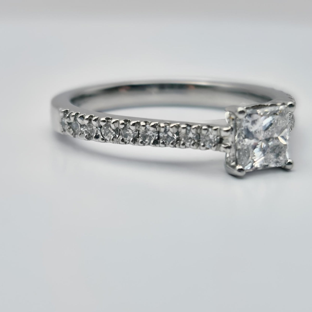 platinum princess cut single stone diamond shoulder hallmarked ring close image of shoulders