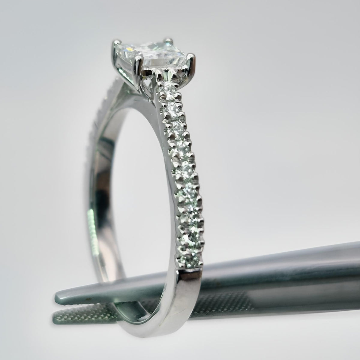 platinum princess cut single stone diamond shoulders ring fully hallmarked