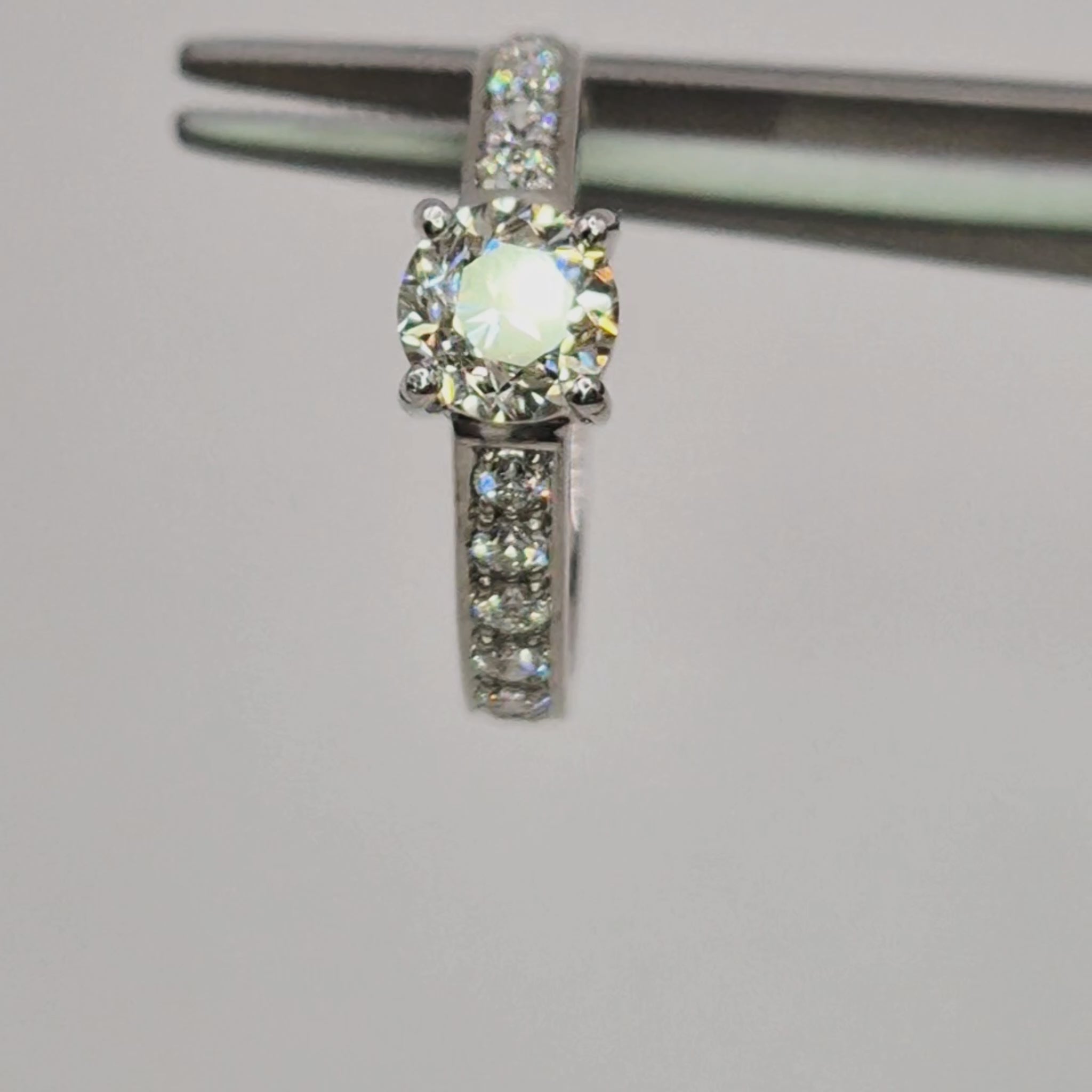 18ct white gold single stone solitaire ring diamond shoulders ring video