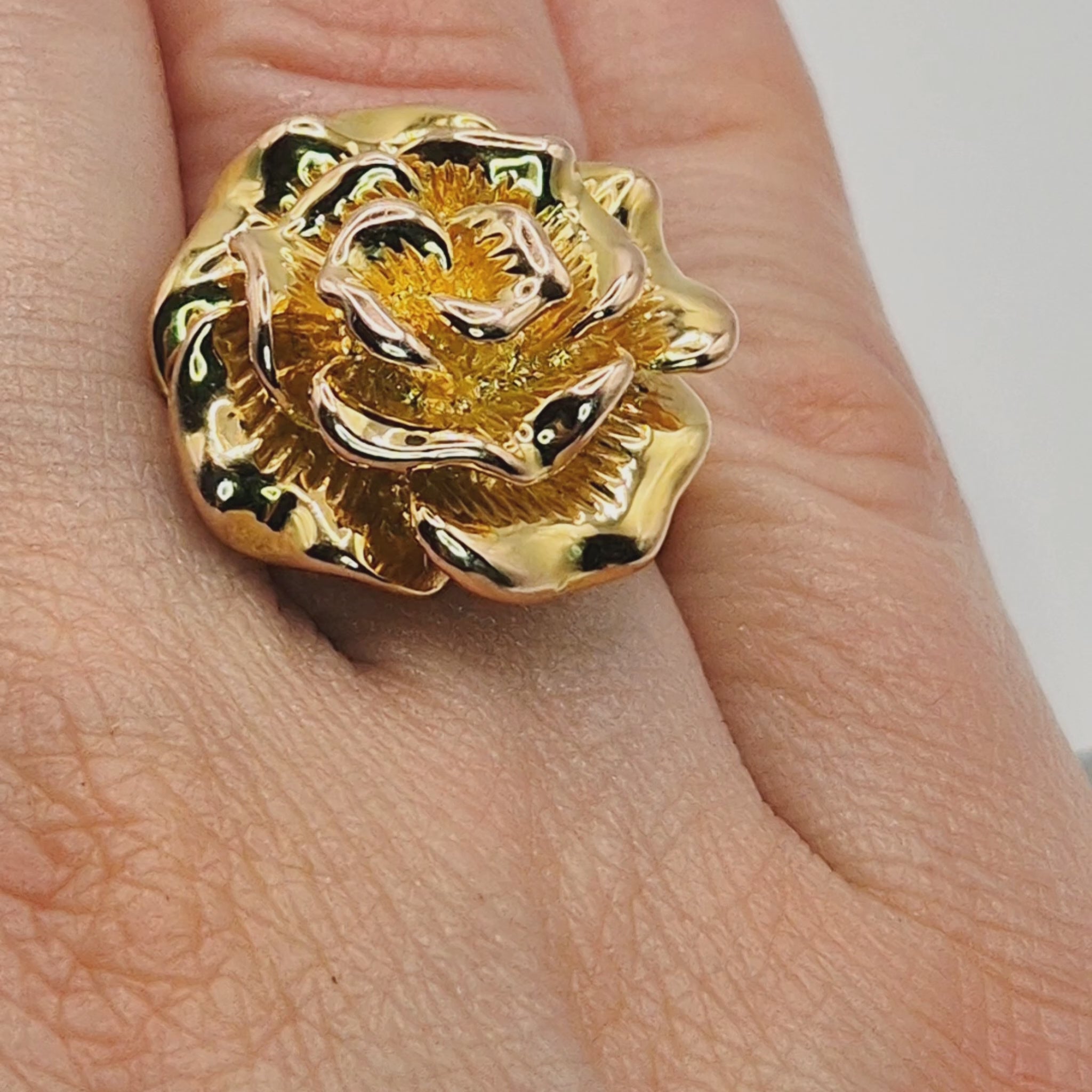 14ct gold flower light ring on finger video