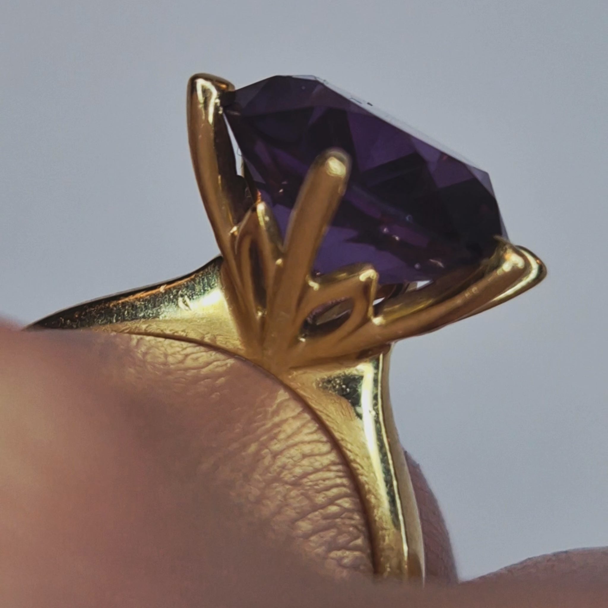 18ct gold single stone alexandrite synthetic ring on finger video