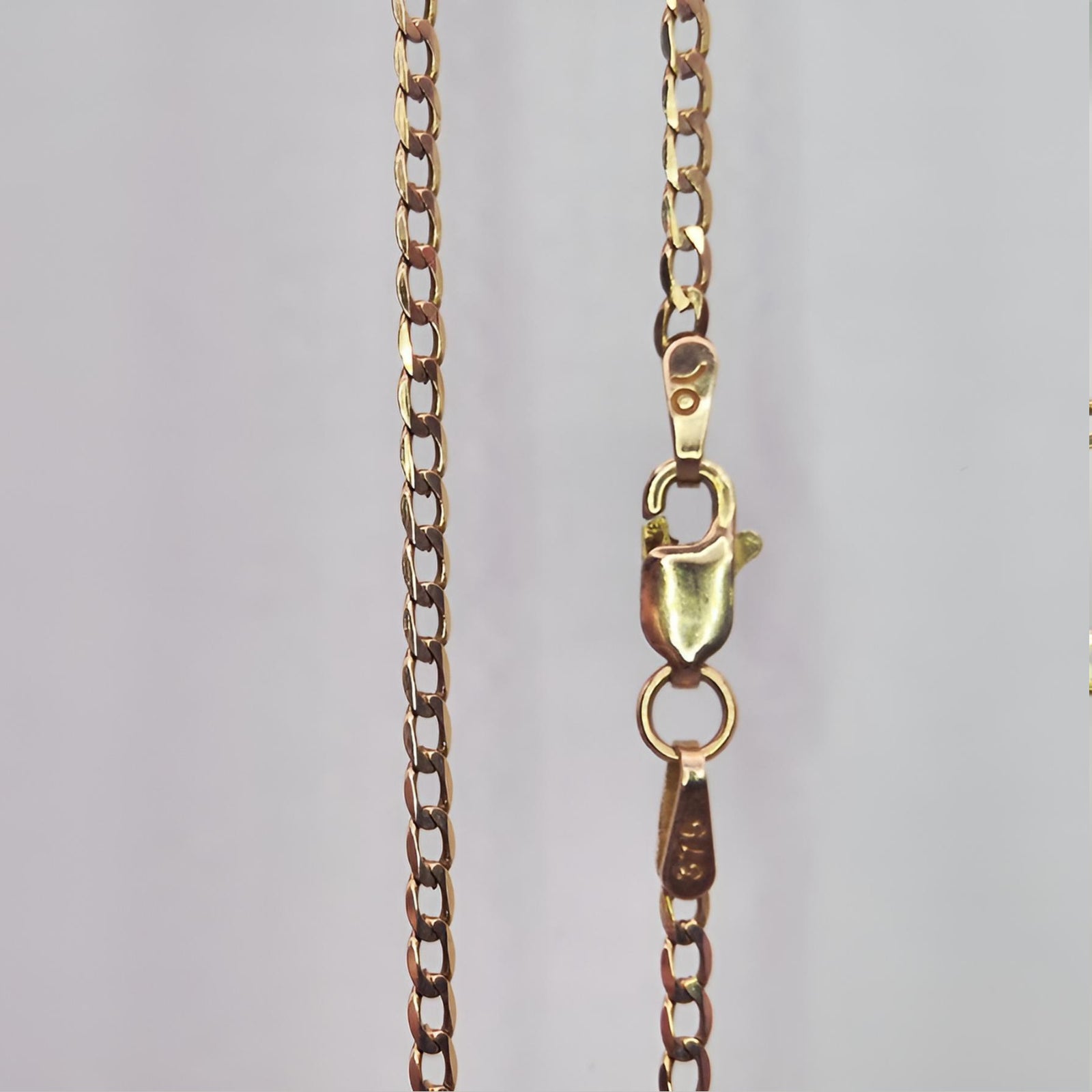 Close-up video of a 9ct yellow gold 18-inch angle filed curb chain showing high-polish links and sparkle.
