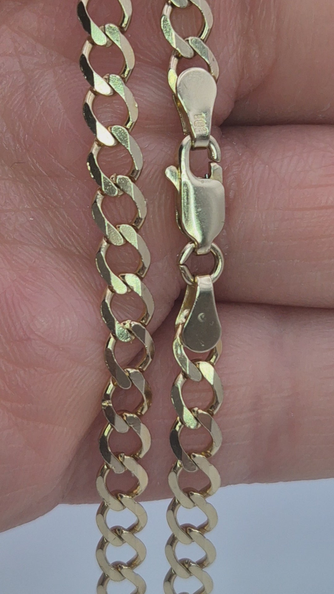 Close-up video of a 9ct yellow gold 22-inch curb chain showing the 4.5mm wide solid links and a secure lobster clasp.