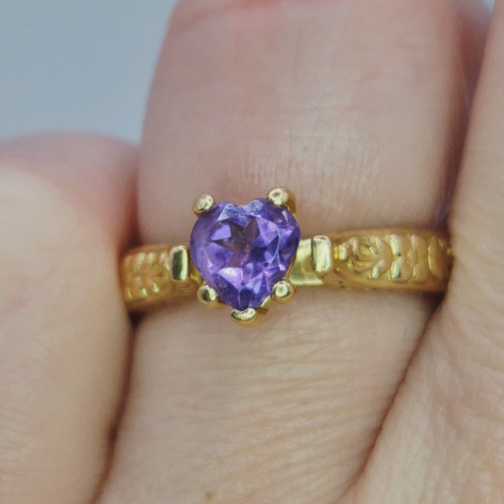 18ct gold engraved shoulders heart shape single stone amethyst ring video on finger