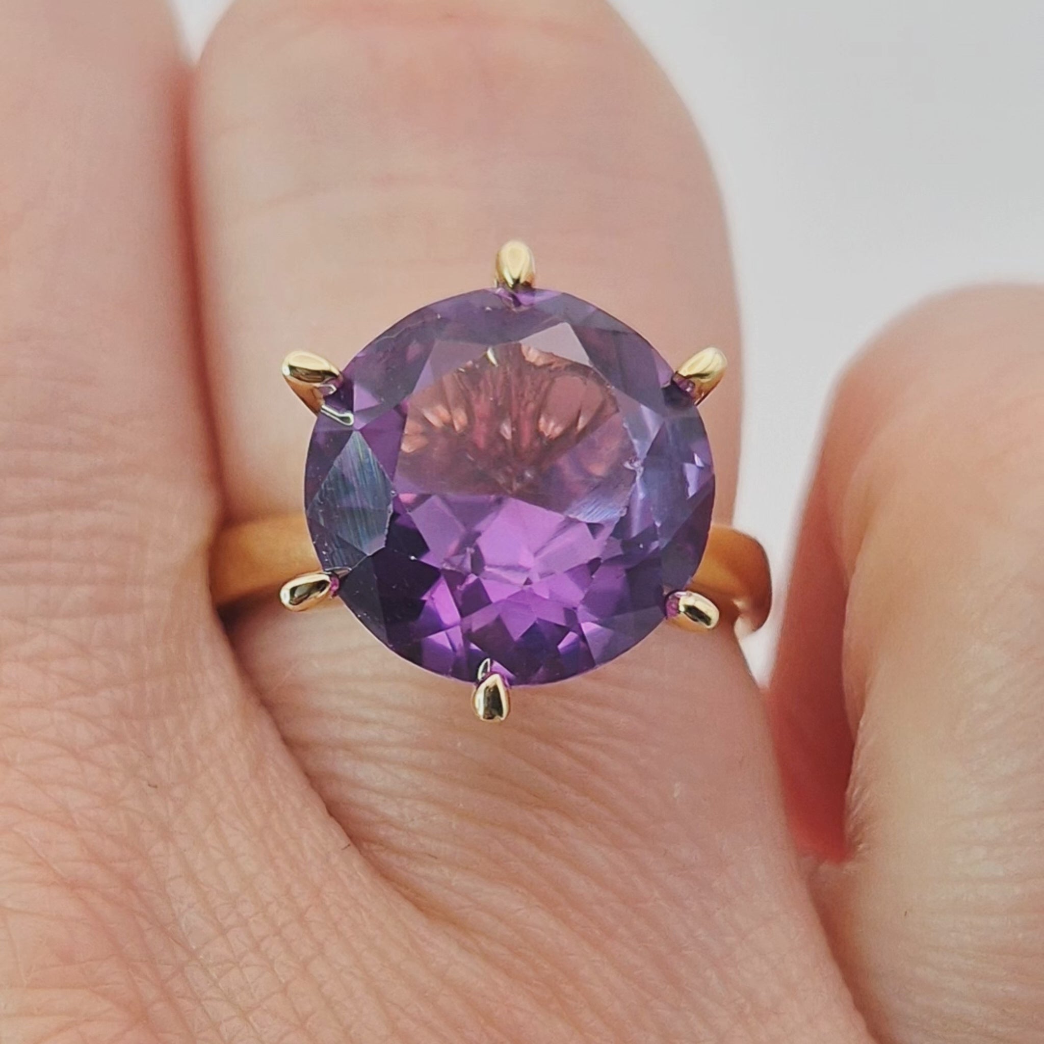 alexandrite single stone 18carat gold ring video on hand