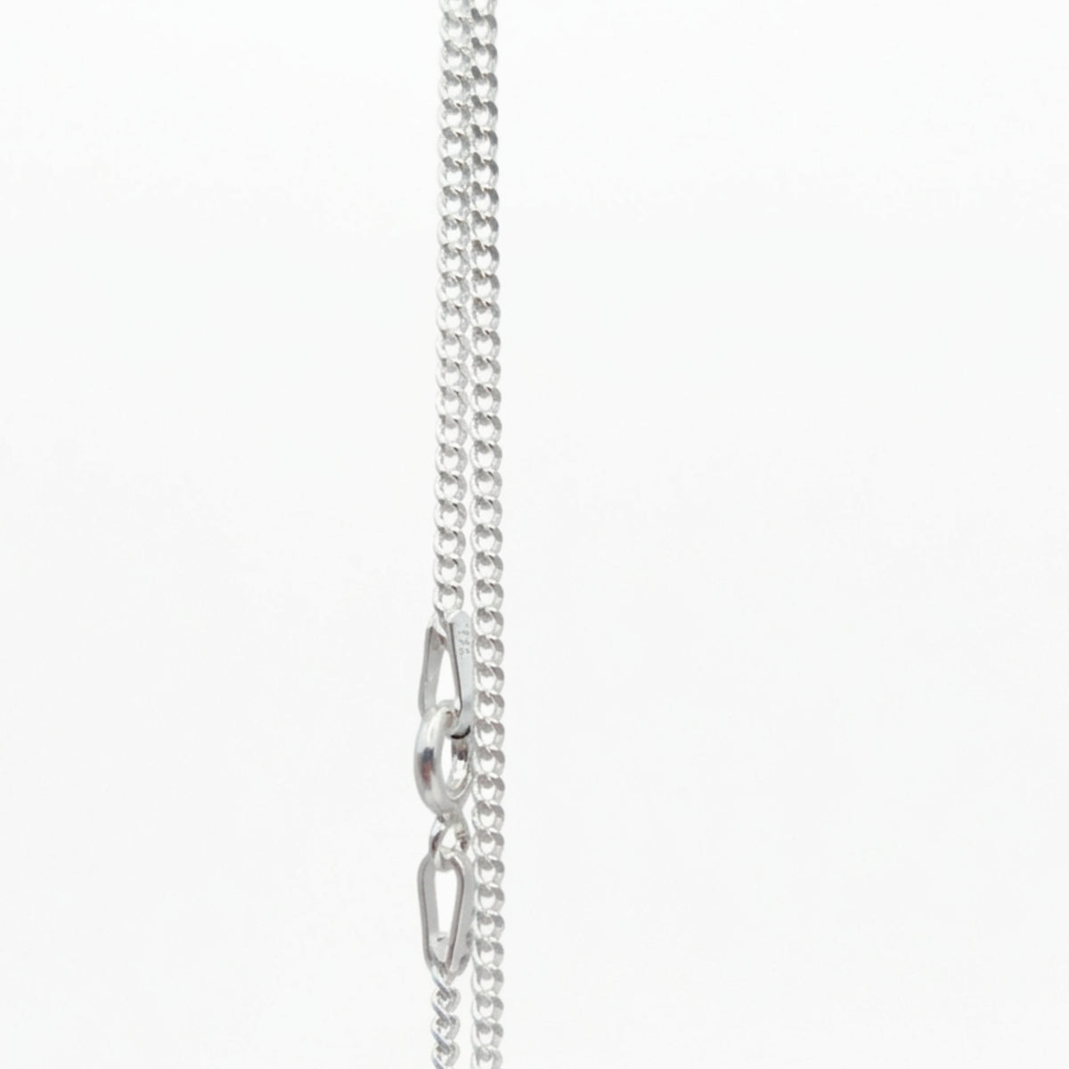 silver curb chain 20 inch close view